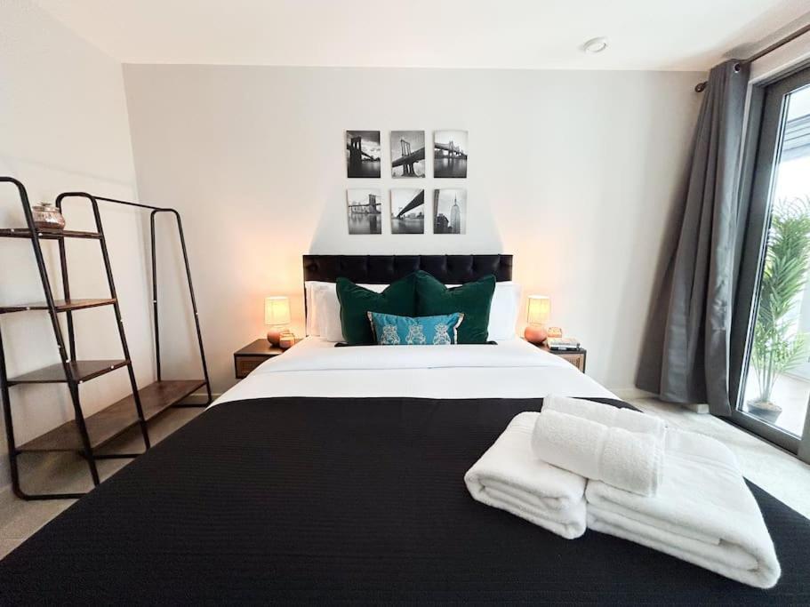 Stylish Urban Sanctuary With Parking Apartment Лондон Екстериор снимка