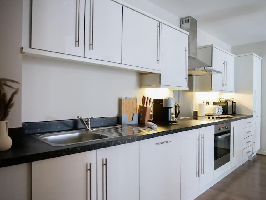 Stylish Urban Sanctuary With Parking Apartment Лондон Екстериор снимка