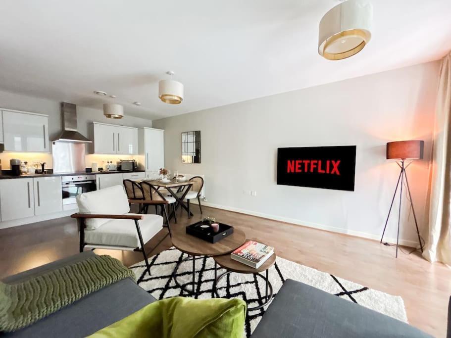 Stylish Urban Sanctuary With Parking Apartment Лондон Екстериор снимка