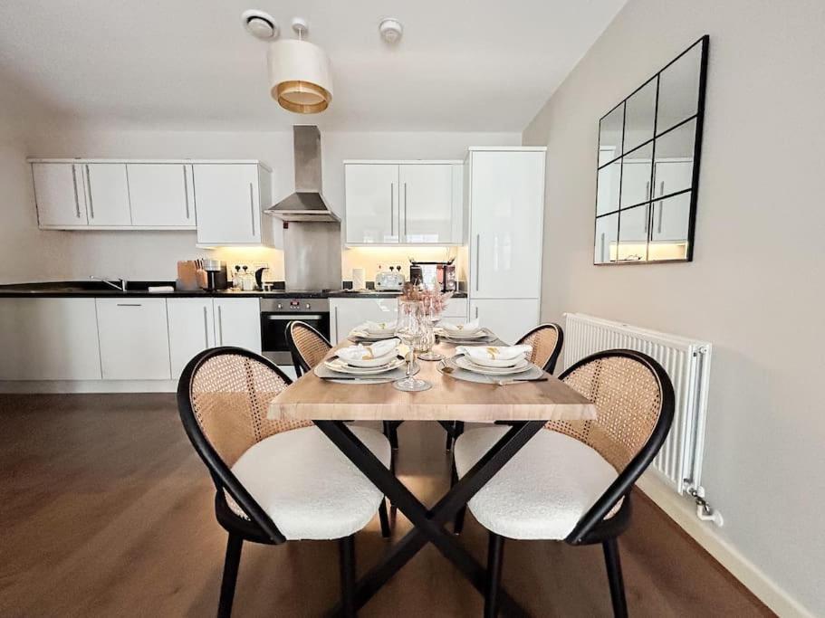 Stylish Urban Sanctuary With Parking Apartment Лондон Екстериор снимка