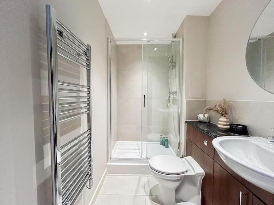 Stylish Urban Sanctuary With Parking Apartment Лондон Екстериор снимка