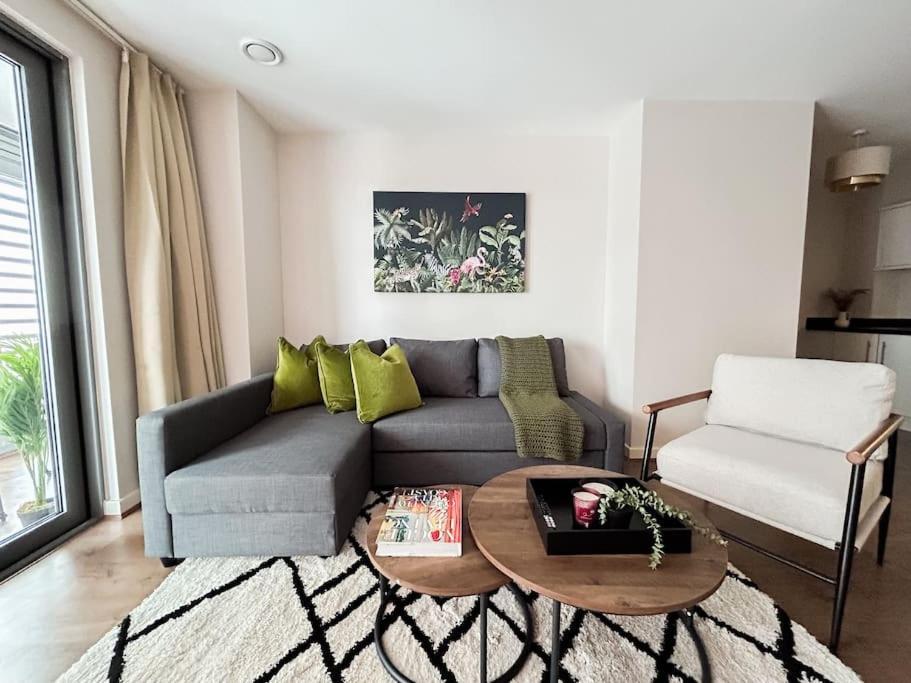 Stylish Urban Sanctuary With Parking Apartment Лондон Екстериор снимка