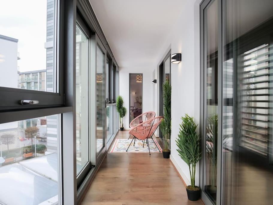 Stylish Urban Sanctuary With Parking Apartment Лондон Екстериор снимка