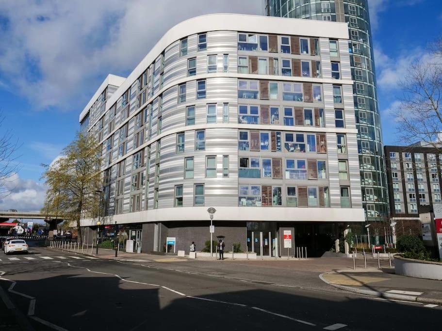 Stylish Urban Sanctuary With Parking Apartment Лондон Екстериор снимка