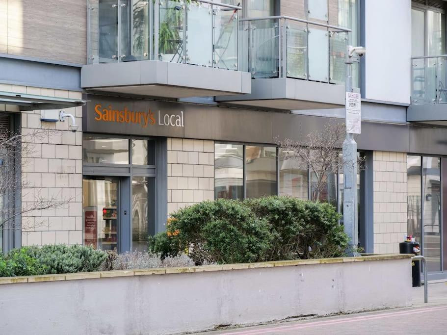 Stylish Urban Sanctuary With Parking Apartment Лондон Екстериор снимка