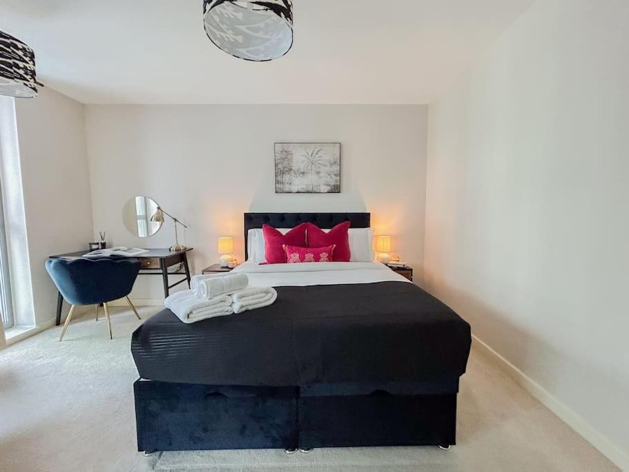 Stylish Urban Sanctuary With Parking Apartment Лондон Екстериор снимка