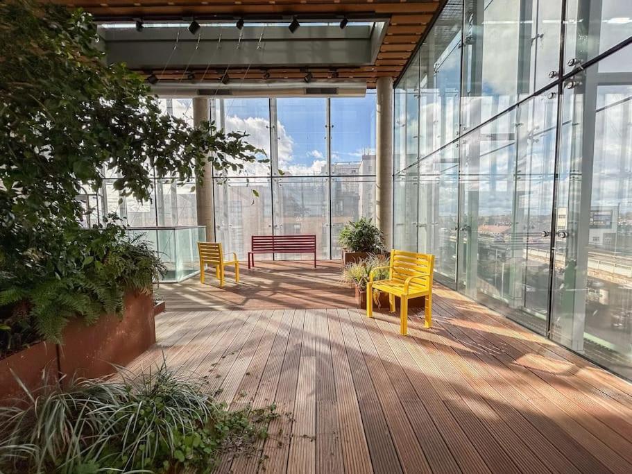 Stylish Urban Sanctuary With Parking Apartment Лондон Екстериор снимка