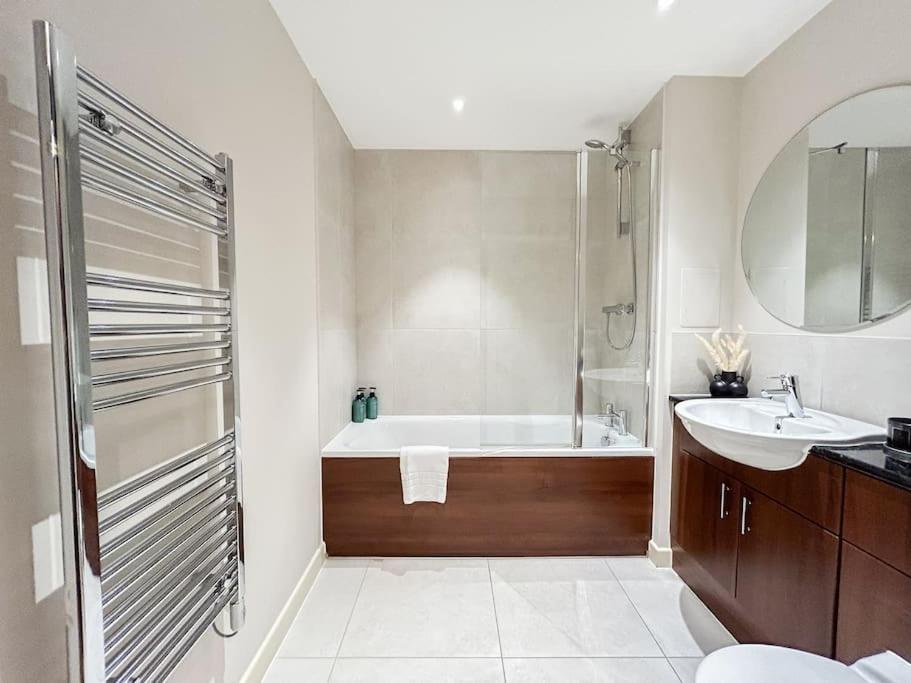Stylish Urban Sanctuary With Parking Apartment Лондон Екстериор снимка