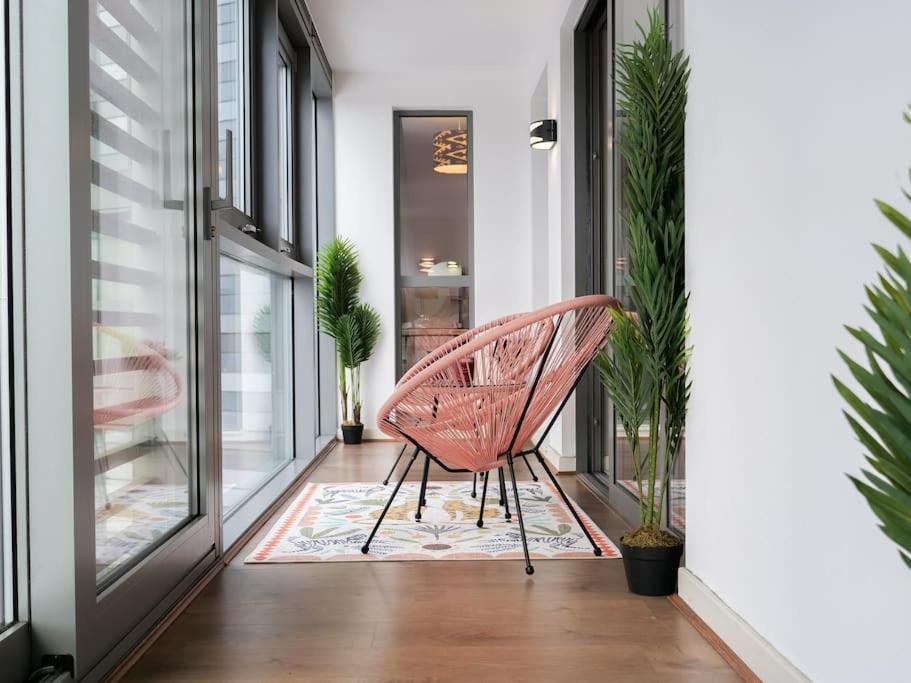 Stylish Urban Sanctuary With Parking Apartment Лондон Екстериор снимка