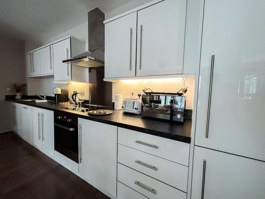 Stylish Urban Sanctuary With Parking Apartment Лондон Екстериор снимка