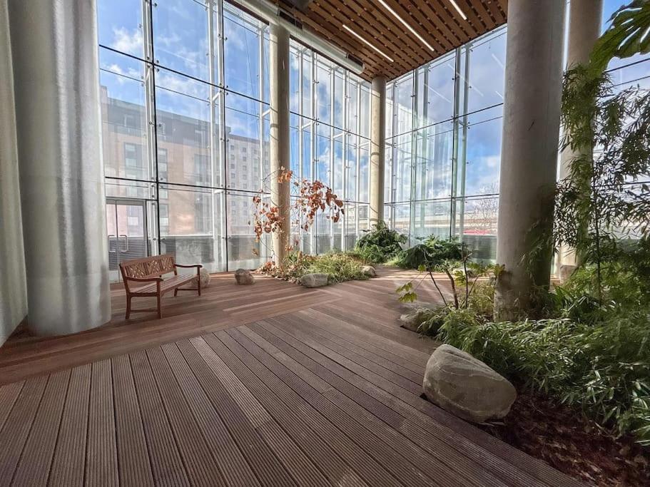 Stylish Urban Sanctuary With Parking Apartment Лондон Екстериор снимка