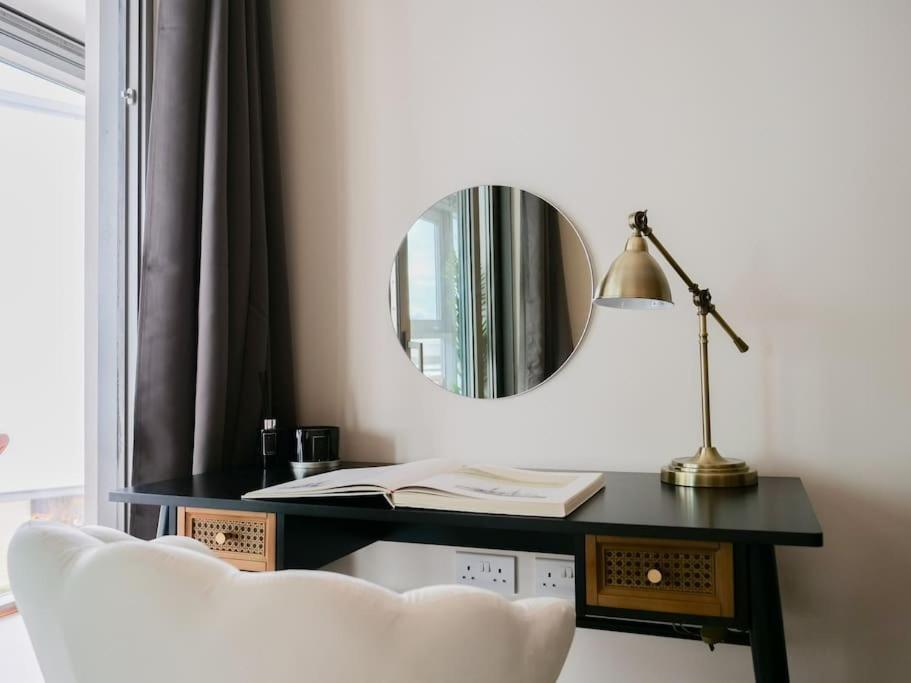 Stylish Urban Sanctuary With Parking Apartment Лондон Екстериор снимка