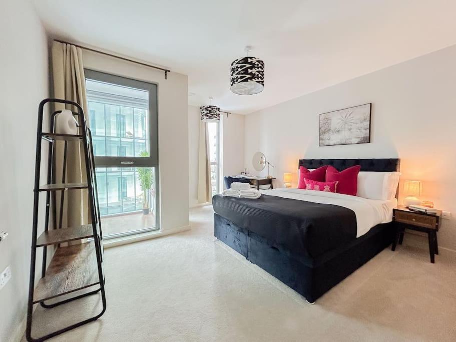 Stylish Urban Sanctuary With Parking Apartment Лондон Екстериор снимка