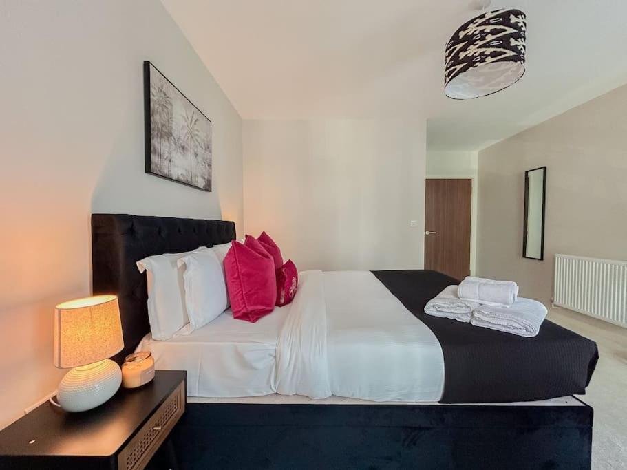 Stylish Urban Sanctuary With Parking Apartment Лондон Екстериор снимка