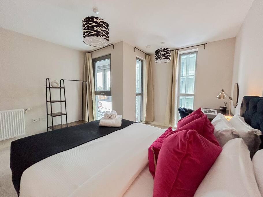 Stylish Urban Sanctuary With Parking Apartment Лондон Екстериор снимка