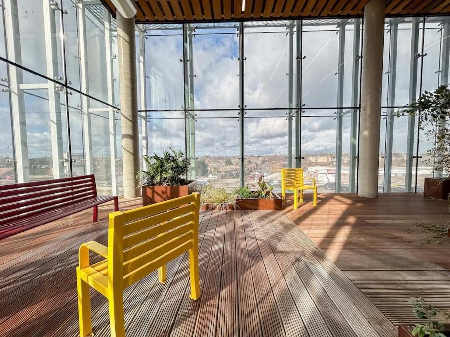 Stylish Urban Sanctuary With Parking Apartment Лондон Екстериор снимка